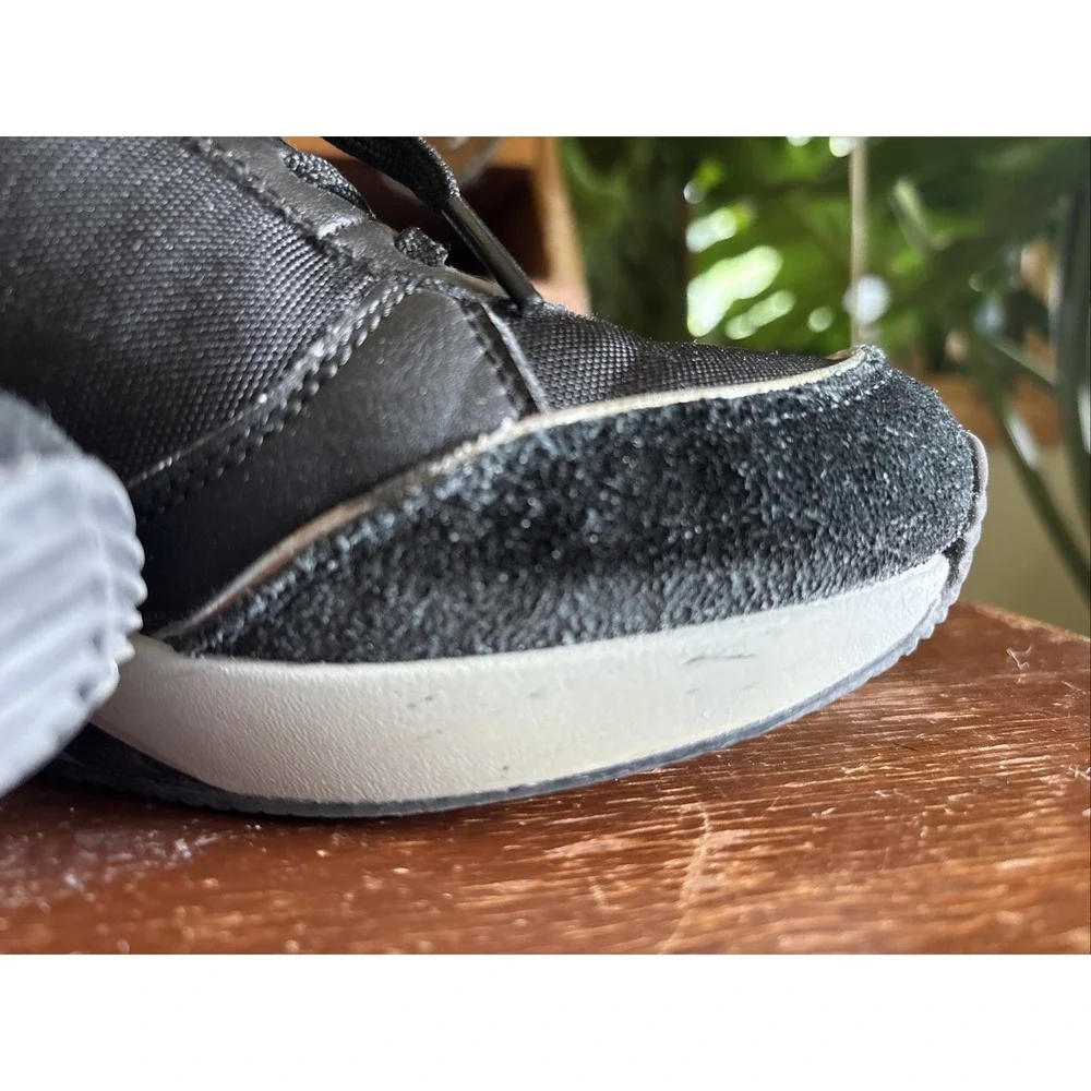 Skechers shown black